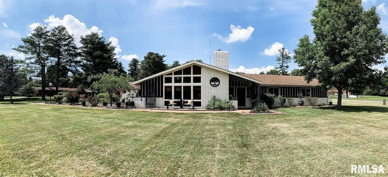 2 Pinewood Dr., Carbondale, IL 62901