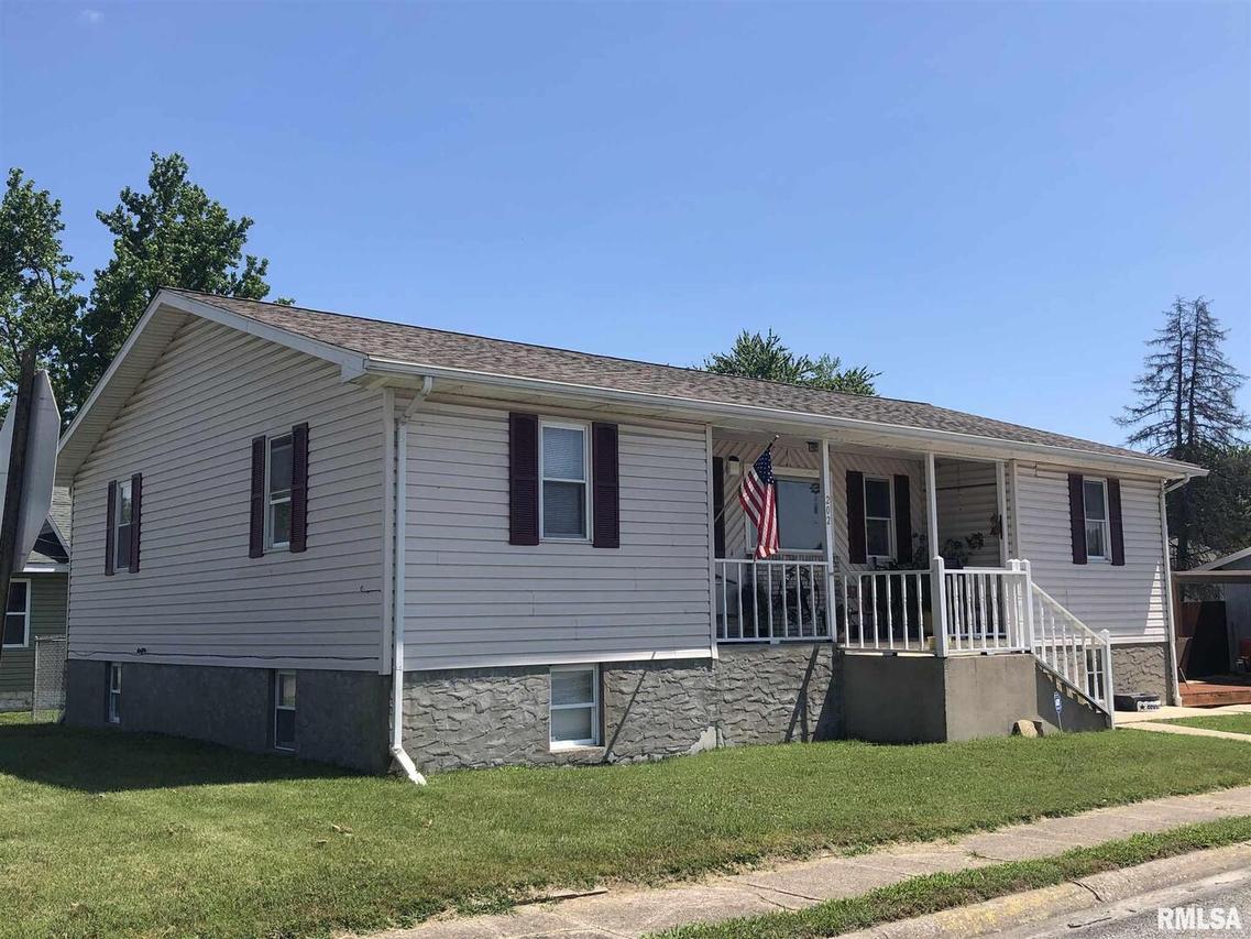 202 College St., Benton, IL 62812