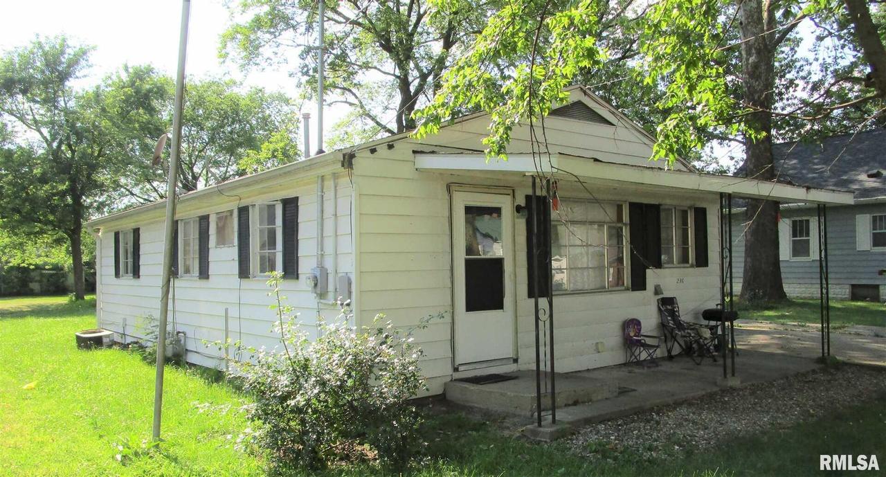 236 Valbert St., Flora, IL 62839