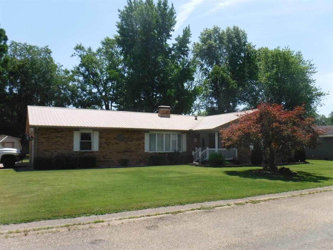 302 Country Club Estates Dr., Salem, IL 62881