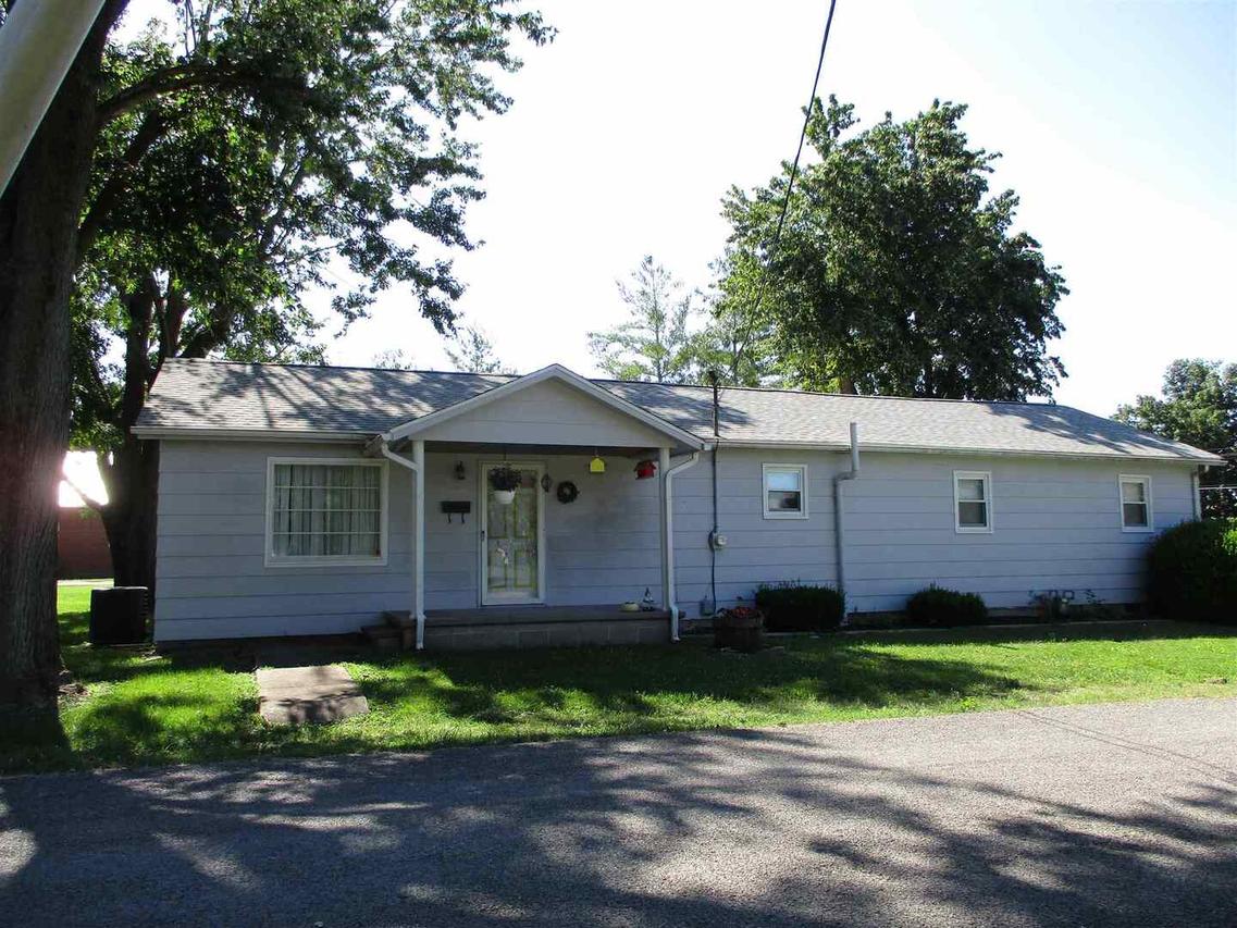 1216 E Bond St., Benton, IL 62812