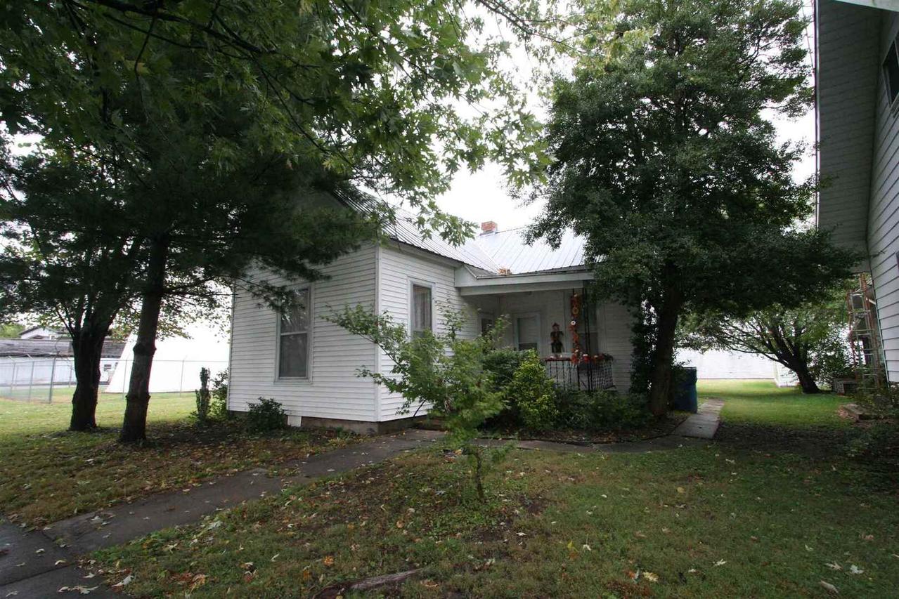 412 1st St., Carmi, IL 62821