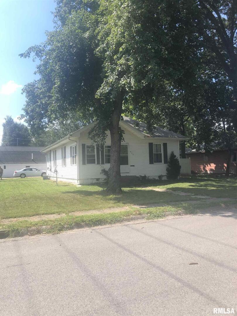 901 Highland, Benton, IL 62812