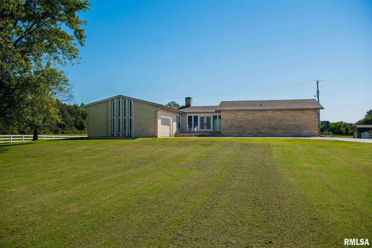 90 Golf Course Rd., Eldorado, IL 62930