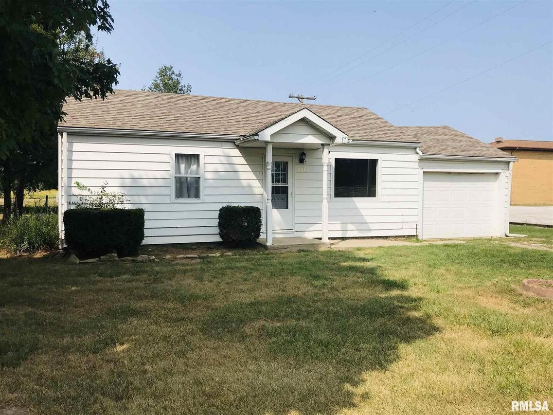 803 E 1st St., Kinmundy, IL 62854