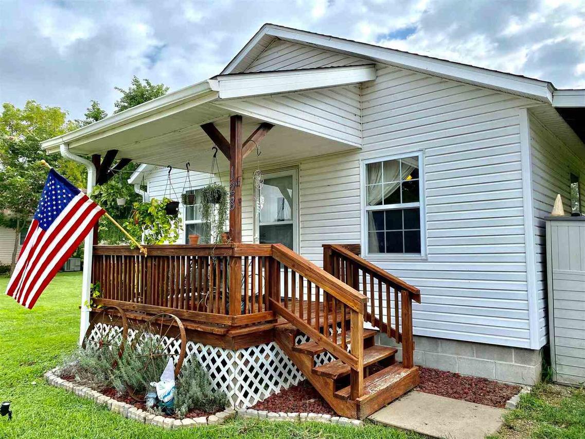 128 N George St., Hurst, IL 62949