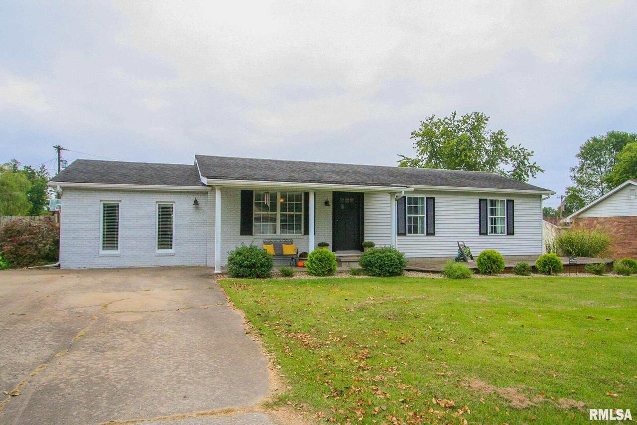 1607 Dain Dr., Carmi, IL 62821