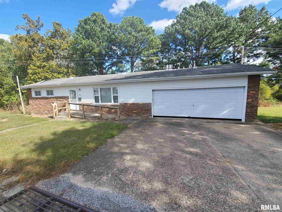 903 Circle Dr., Mcleansboro, IL 62859