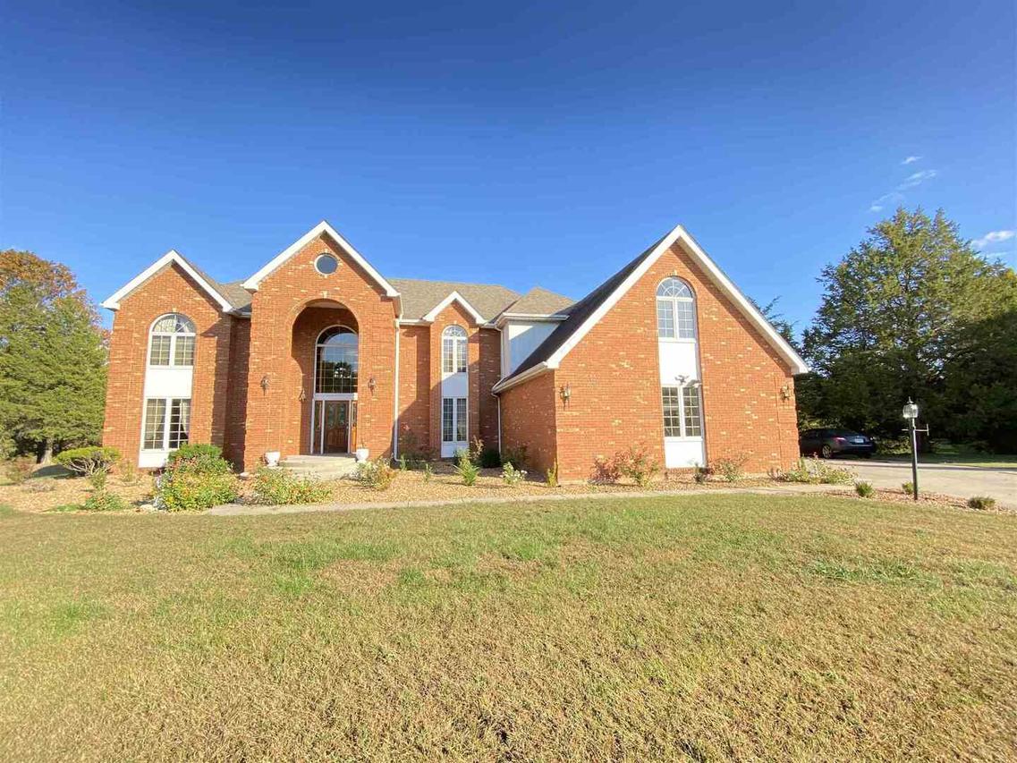 521 Deer Lake Dr., Carbondale, IL 62901