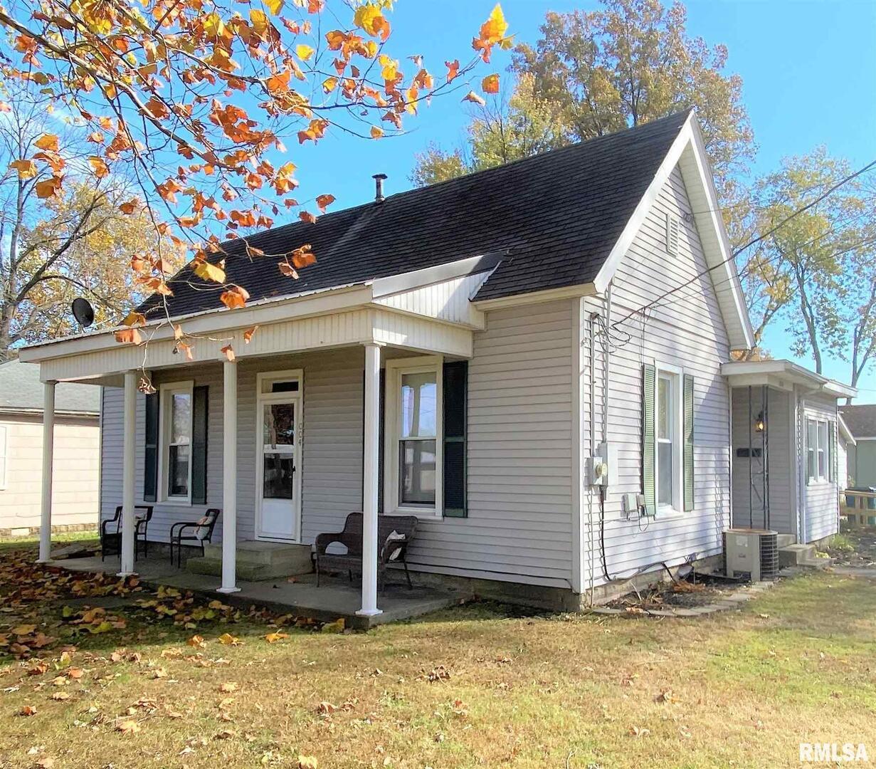 1004 E 3rd St., Flora, IL 62839