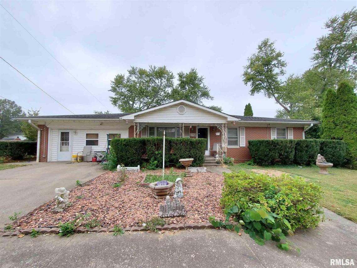 1209 S Land St., Harrisburg, IL 62946