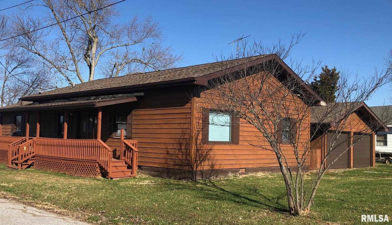 202 E 2nd St., Ina, IL 62846