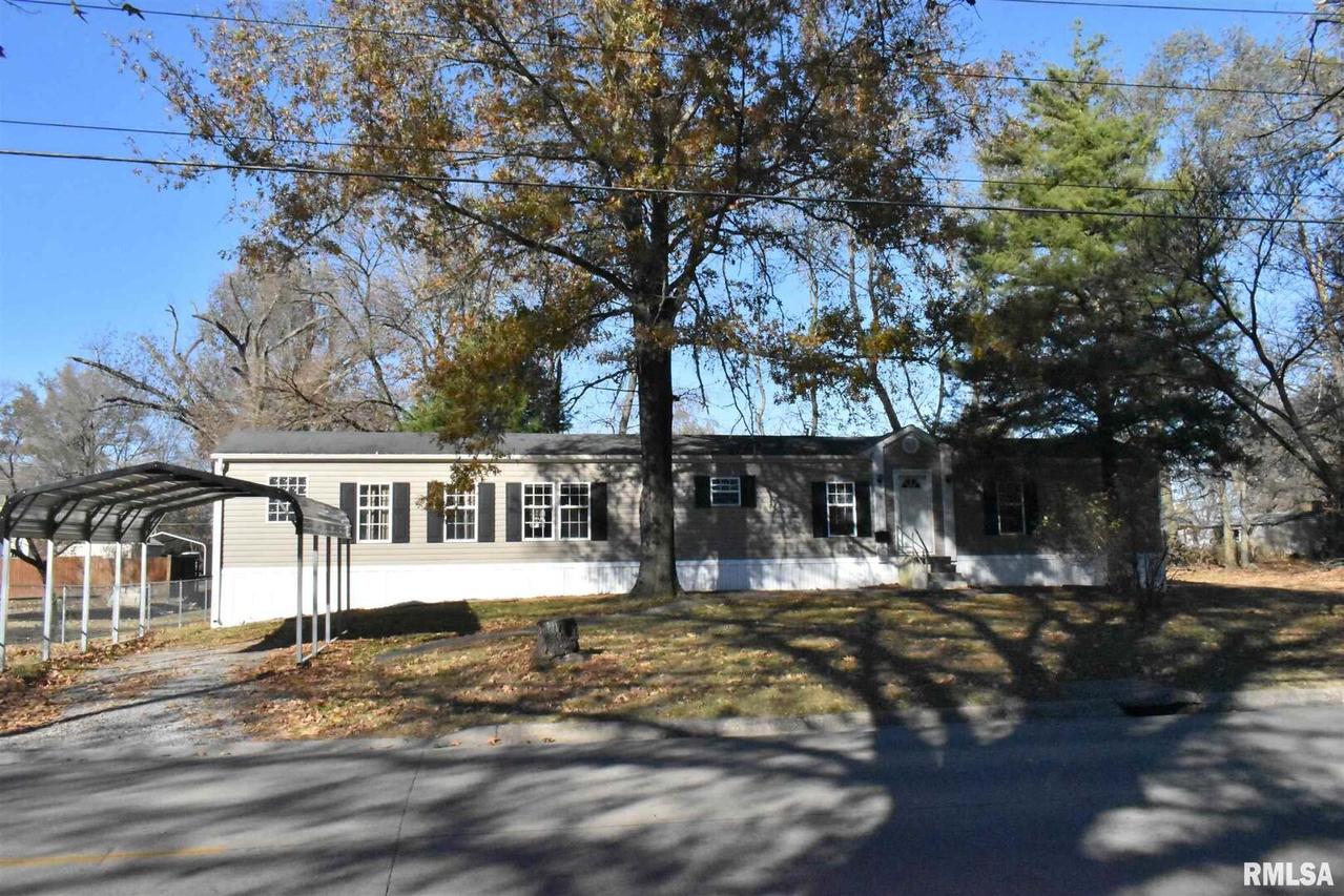 715 W Webster St., Benton, IL 62812