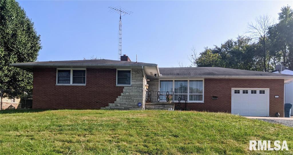 1106 E Main St., Benton, IL 62812