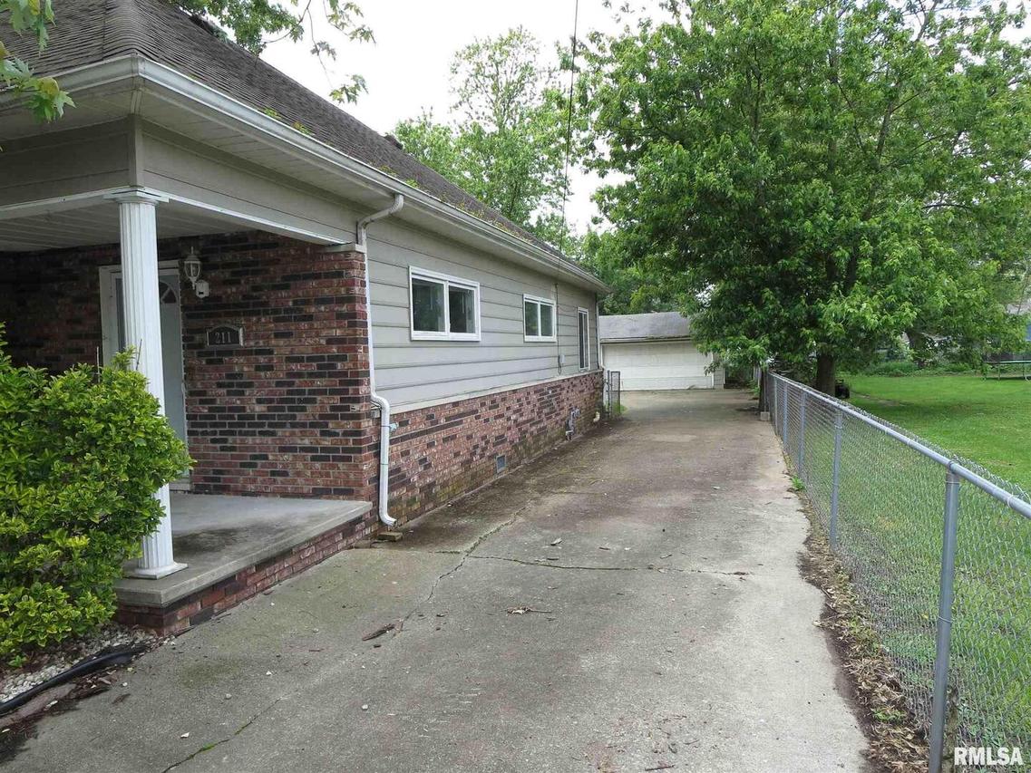 211 S Douglas St., West Frankfort, IL 62896