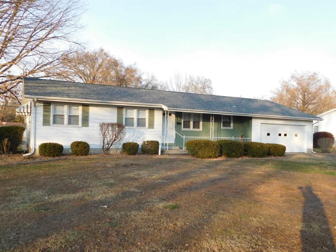 812 W Boone St., Salem, IL 62881