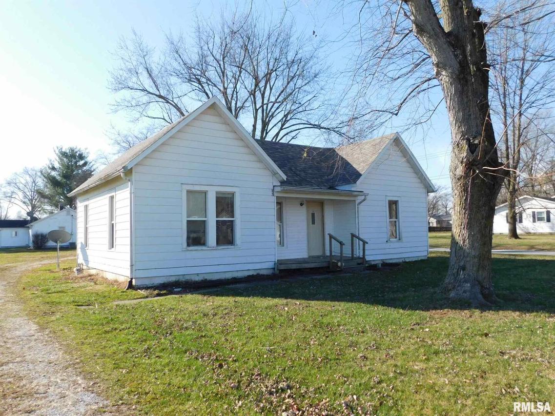 601 E 1st St., Kinmundy, IL 62854