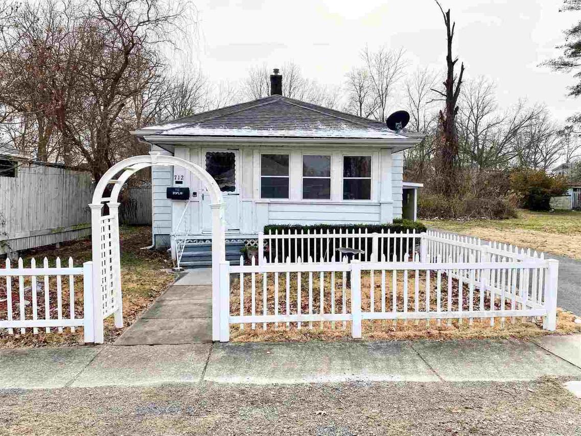 712 E Burkitt St., Benton, IL 62812