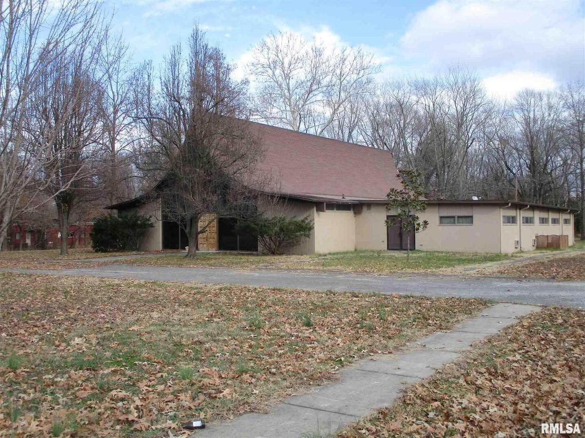 900 N Duquoin St., Benton, IL