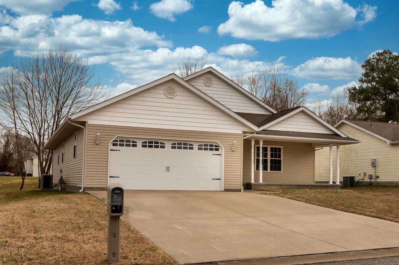 2018 E Creekwood Dr., Carbondale, IL 62901