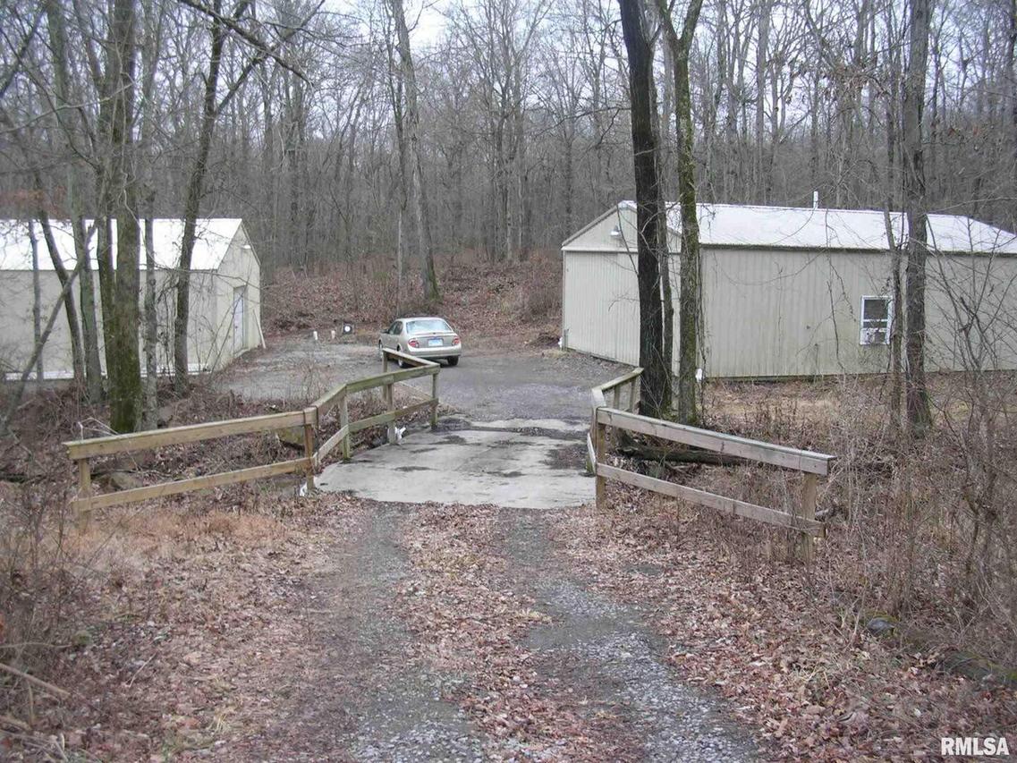 522 Bellville Rd., New Burnside, IL 62967