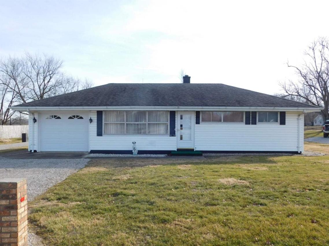 615 E 1st St., Kinmundy, IL 62854