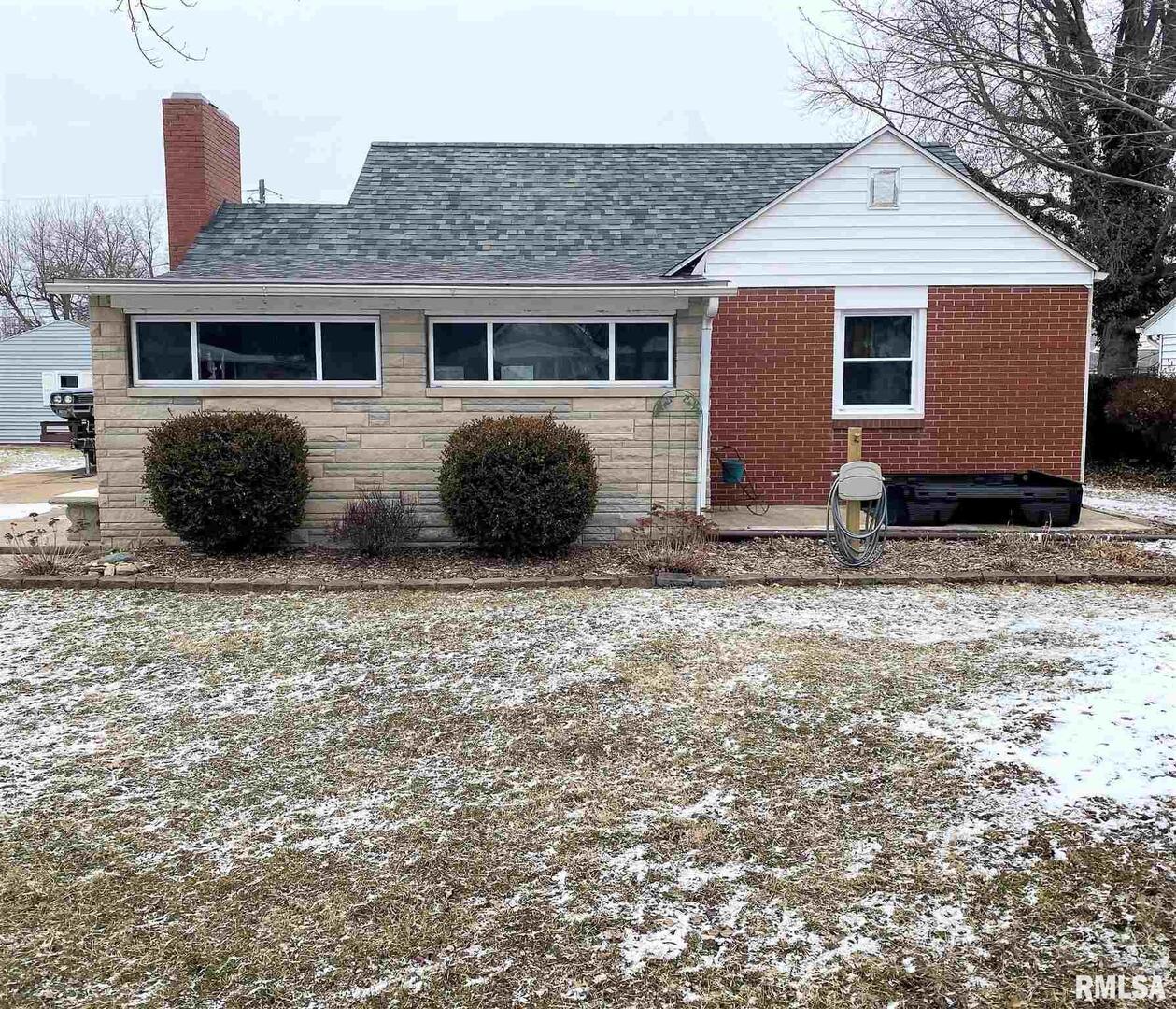 222 Hickory Dr., Flora, IL 62839