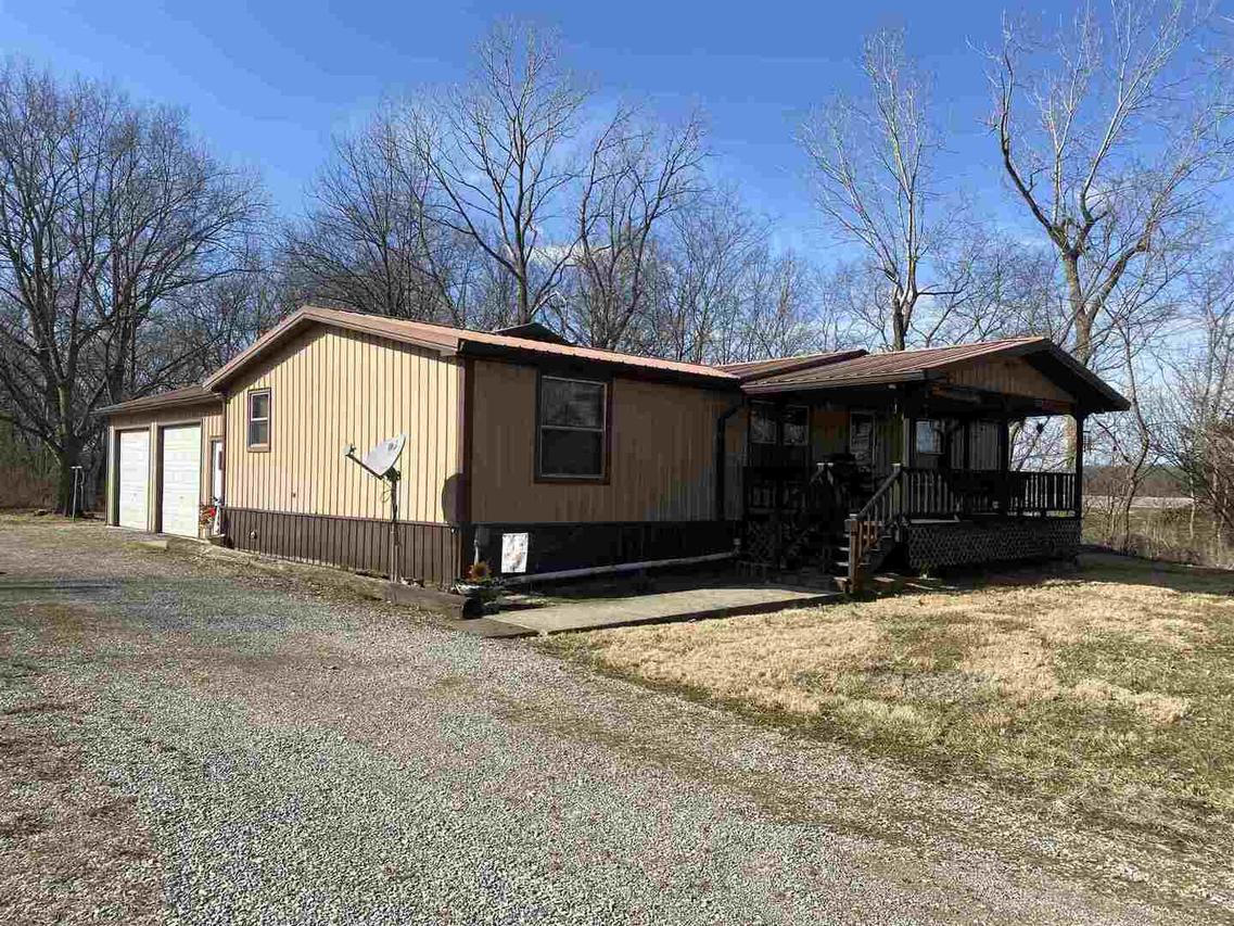 713 Chamness Rd., Elkville, IL 62932