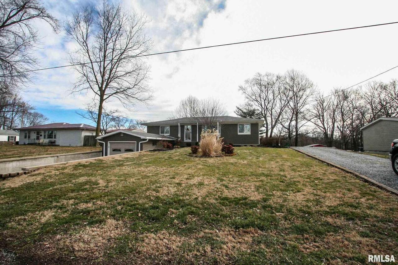 1005 S Water St., Grayville, IL 62844