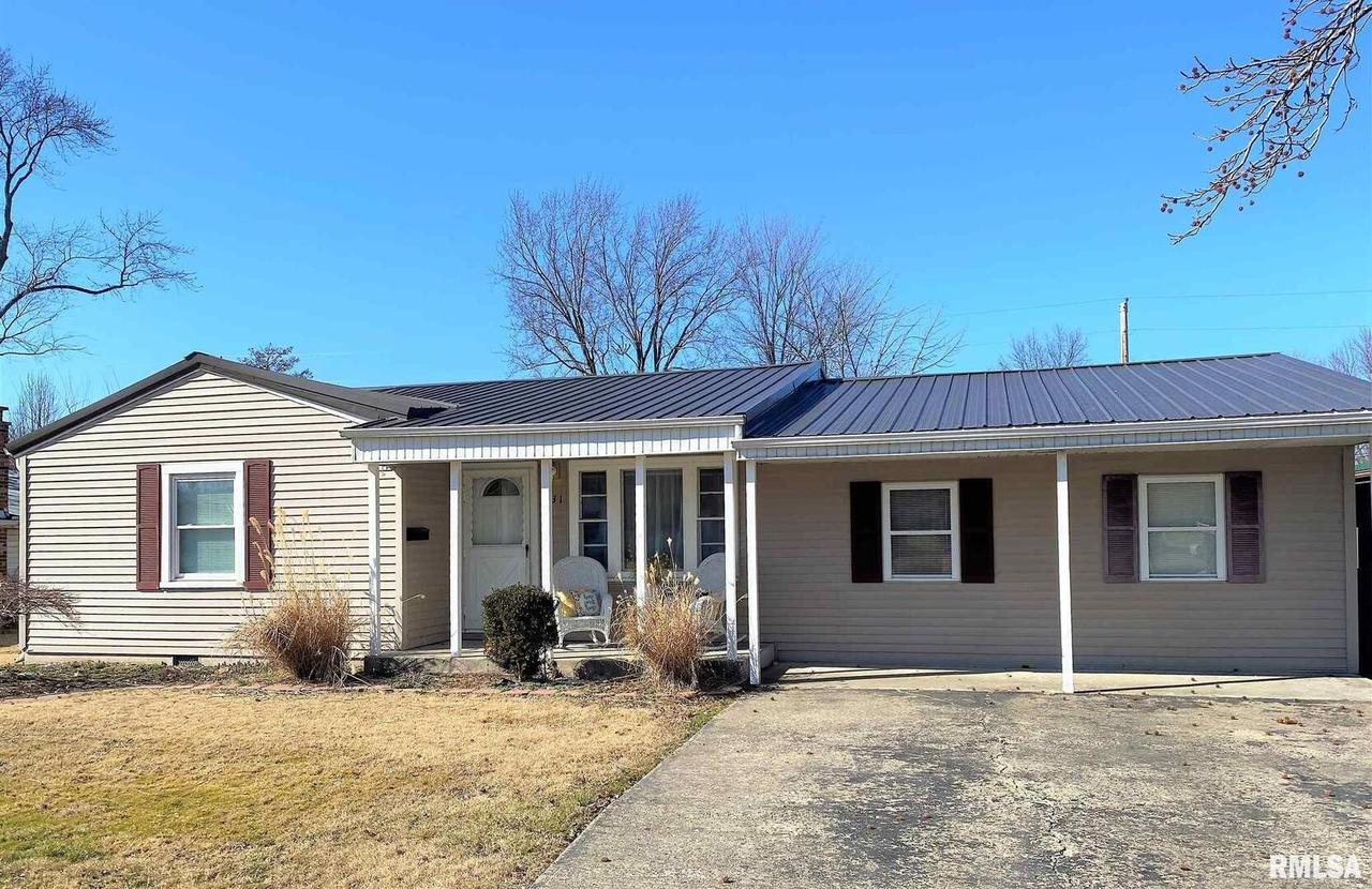 731 E 4th St., Flora, IL 62839