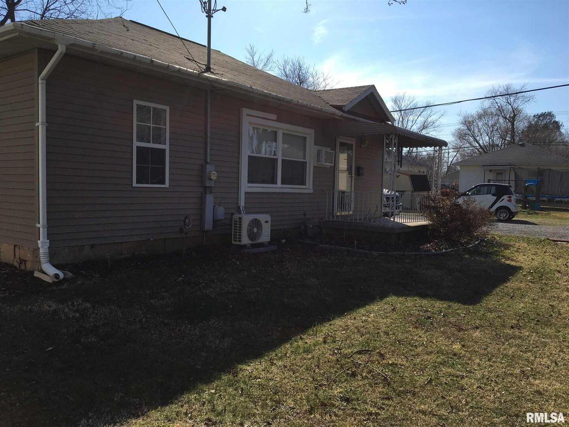 1008 E Anna St., Benton, IL 62812