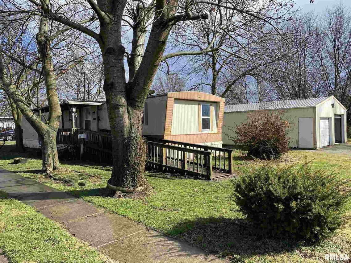 210 Seminary St., Flora, IL 62839