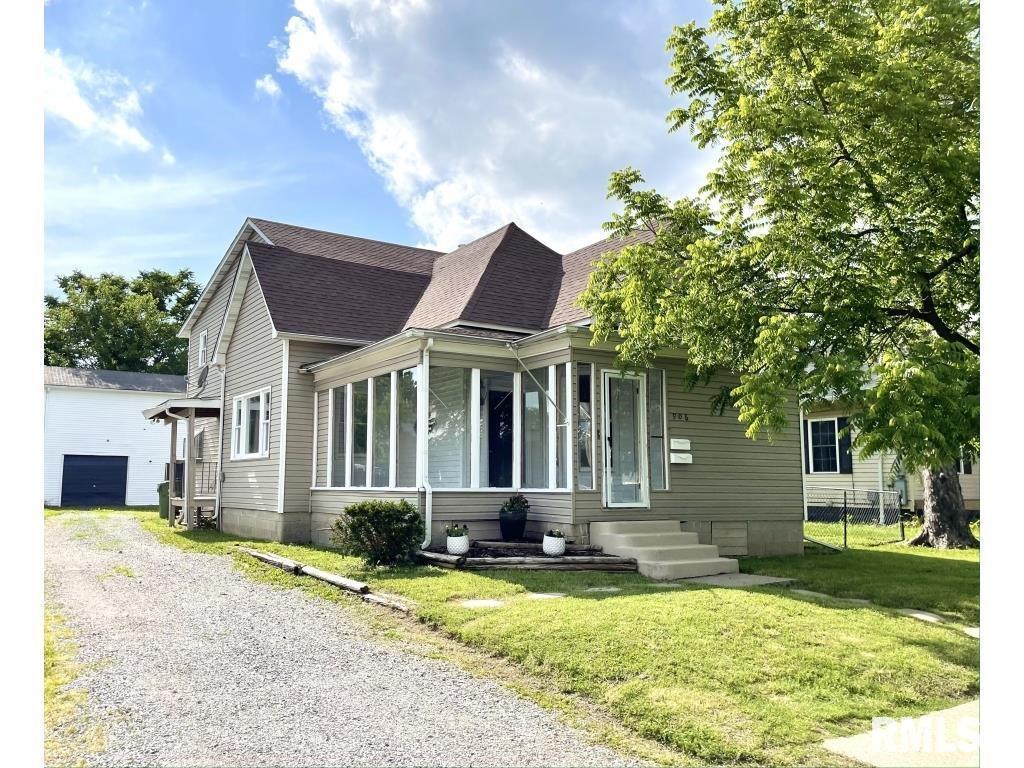 906 Newton Ave., Johnston City, IL 62951