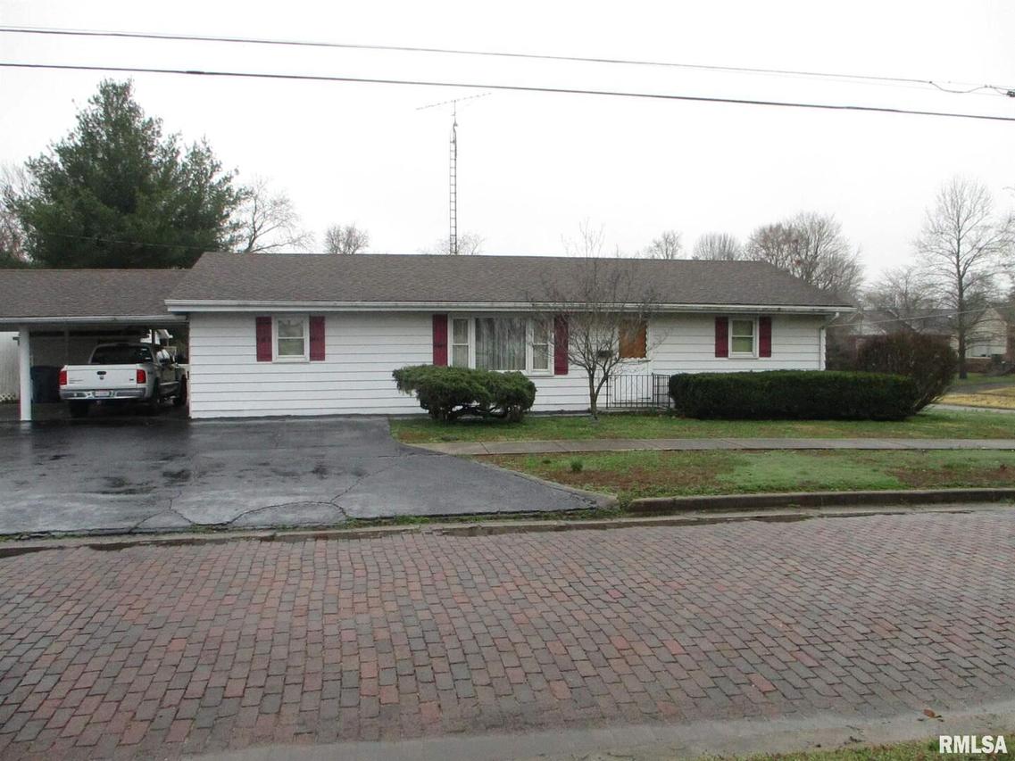 302 S Thomas Streets, Christopher, IL 62822