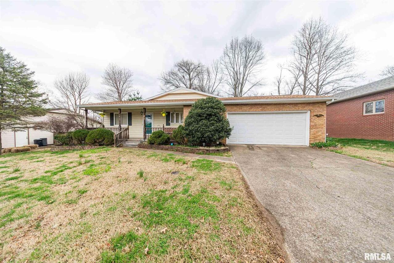 909 E Clark Tr., Herrin, IL 62948