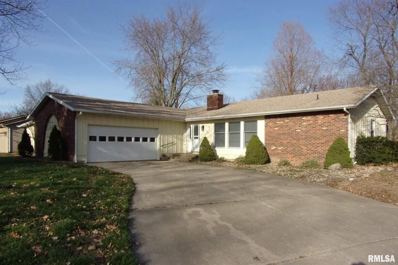 202 Woodland Dr., Salem, IL 62881