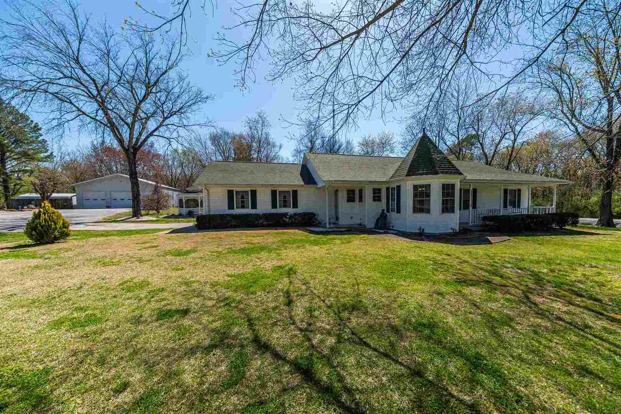 11210 Licata Rd., Benton, IL 62812