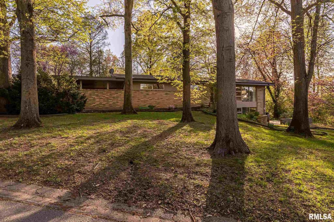 1002 Briarwood Dr., Carbondale, IL 62901