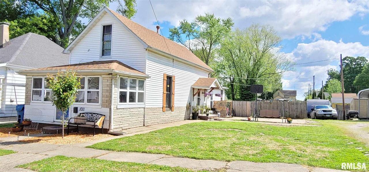 1011 N Pear St., Mt Carmel, IL 62863