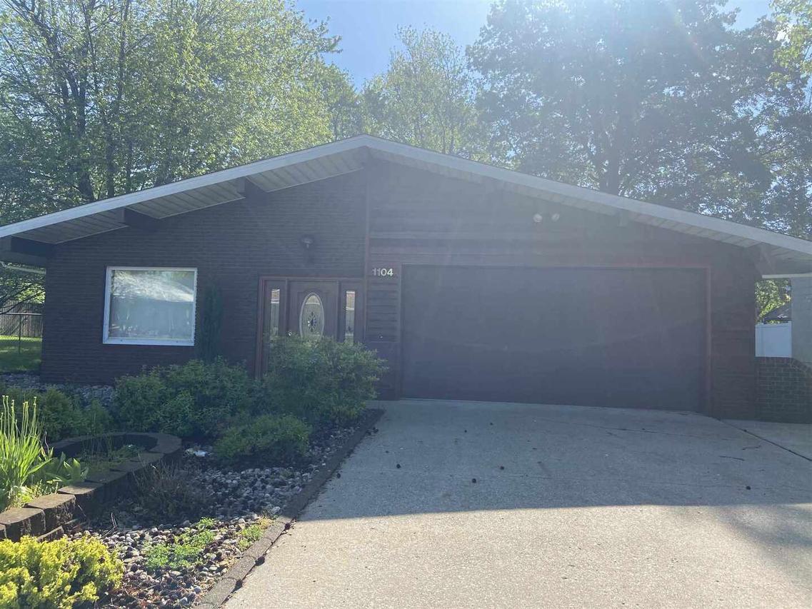 1104 N Mcleansboro St., Benton, IL 62812