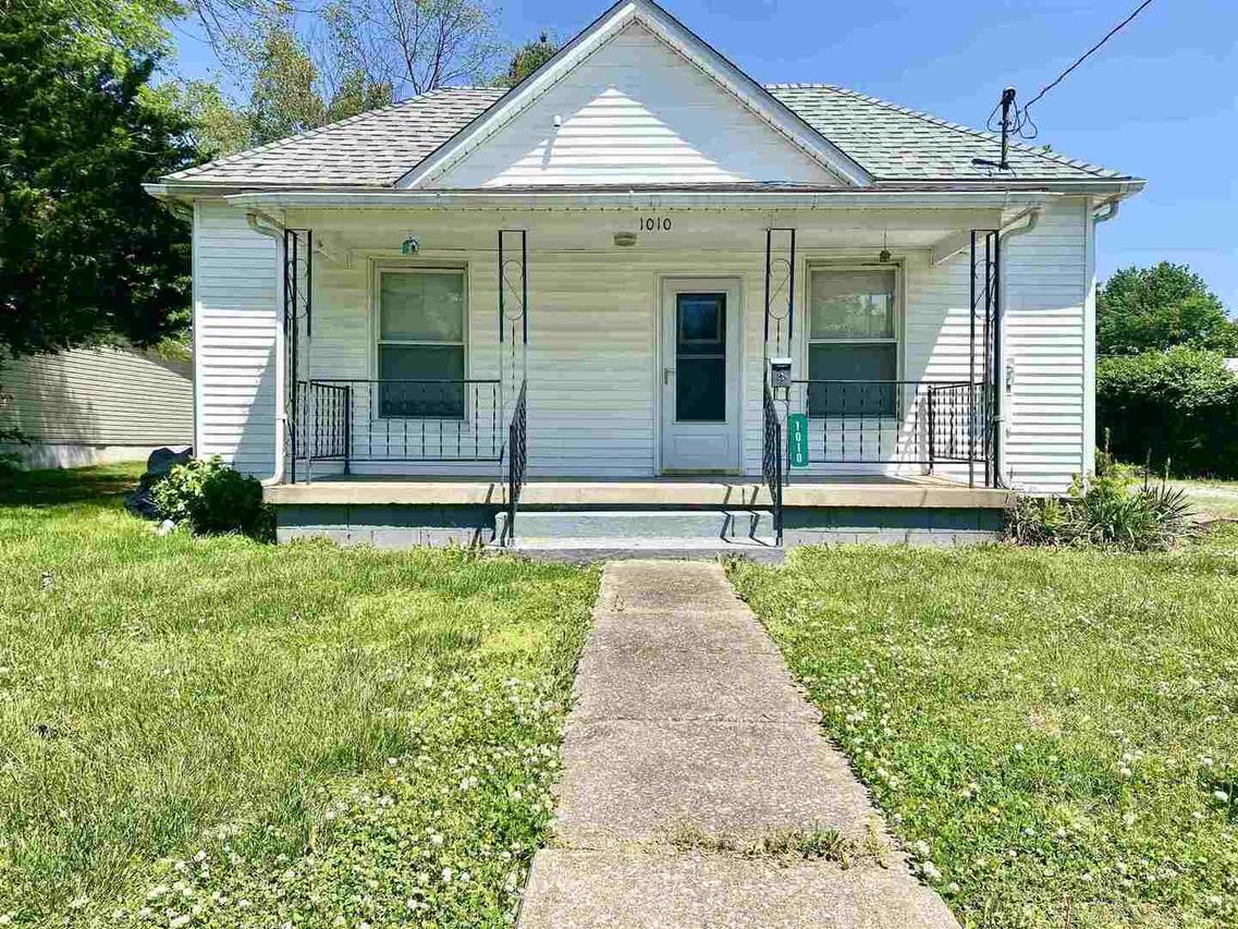 1010 S Land St., Harrisburg, IL 62946