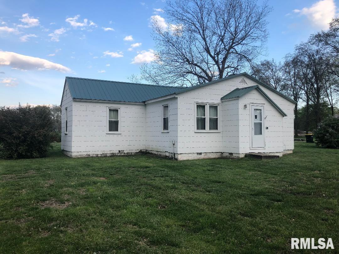 402 Van Buren Ave., Sandoval, IL 62882