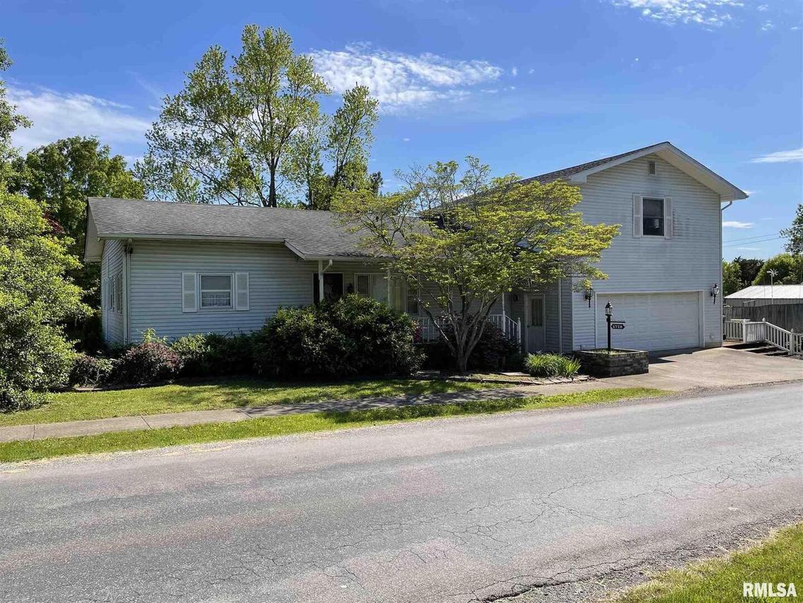 1008 Davis Ave., Johnston City, IL 62951