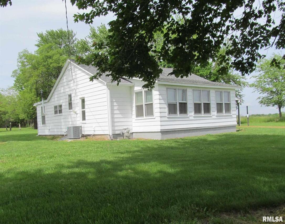 218 E South St., Dix, IL 62830
