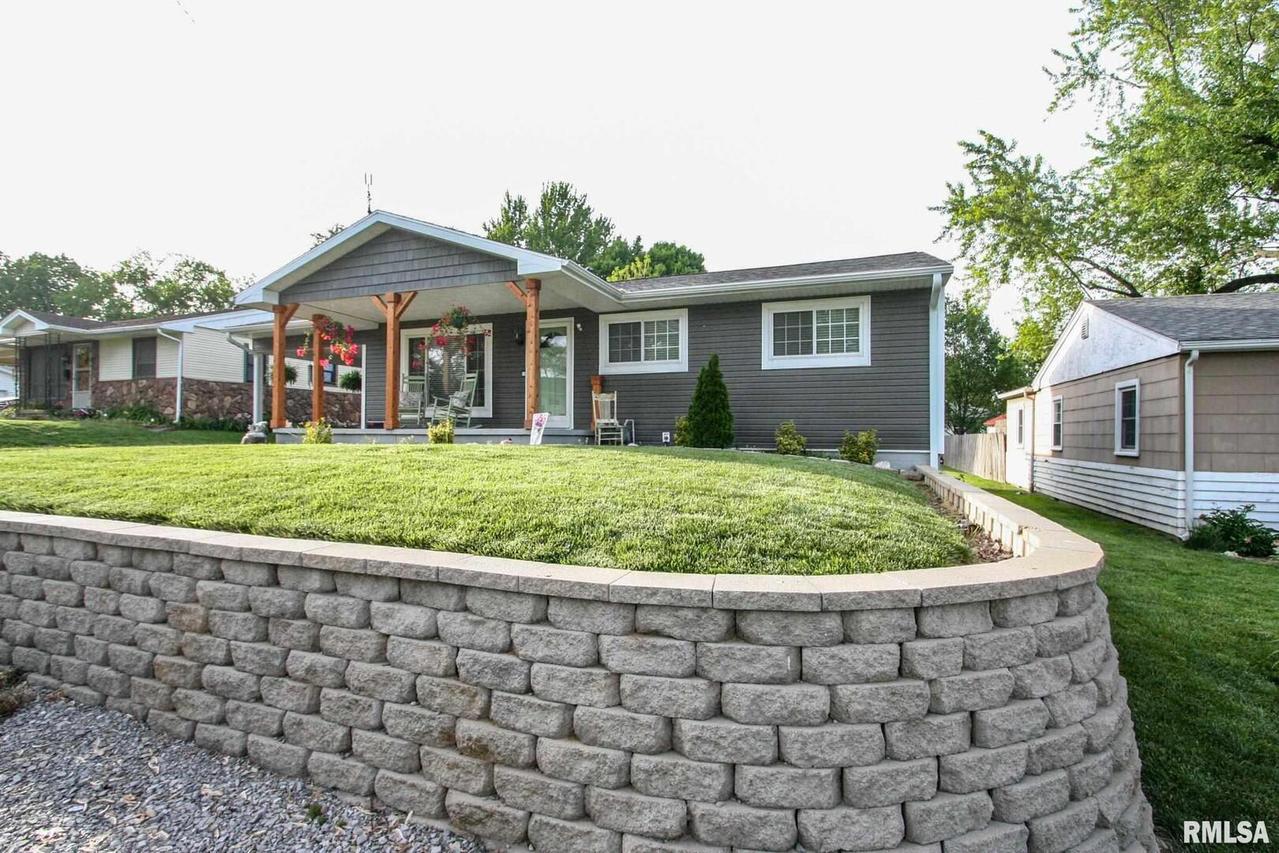 616 Lake St., Grayville, IL 62821