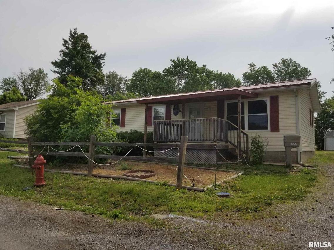 1305 N Benton Ave., Johnston City, IL 62951