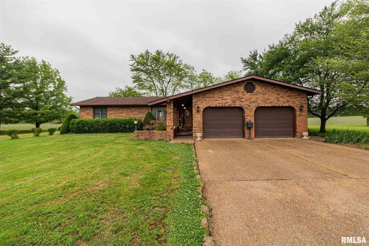 200 Lily Ln., Woodlawn, IL 62898