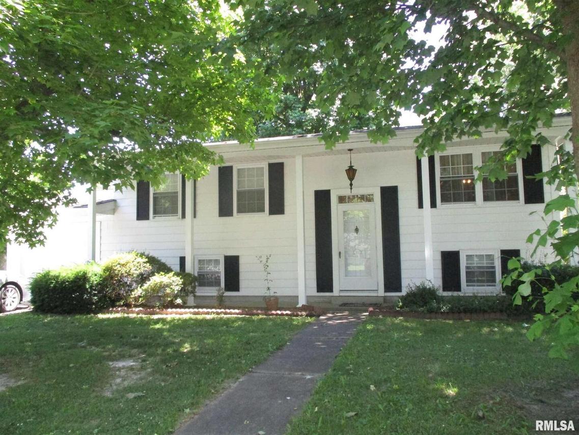 810 S Broadway St., Sesser, IL