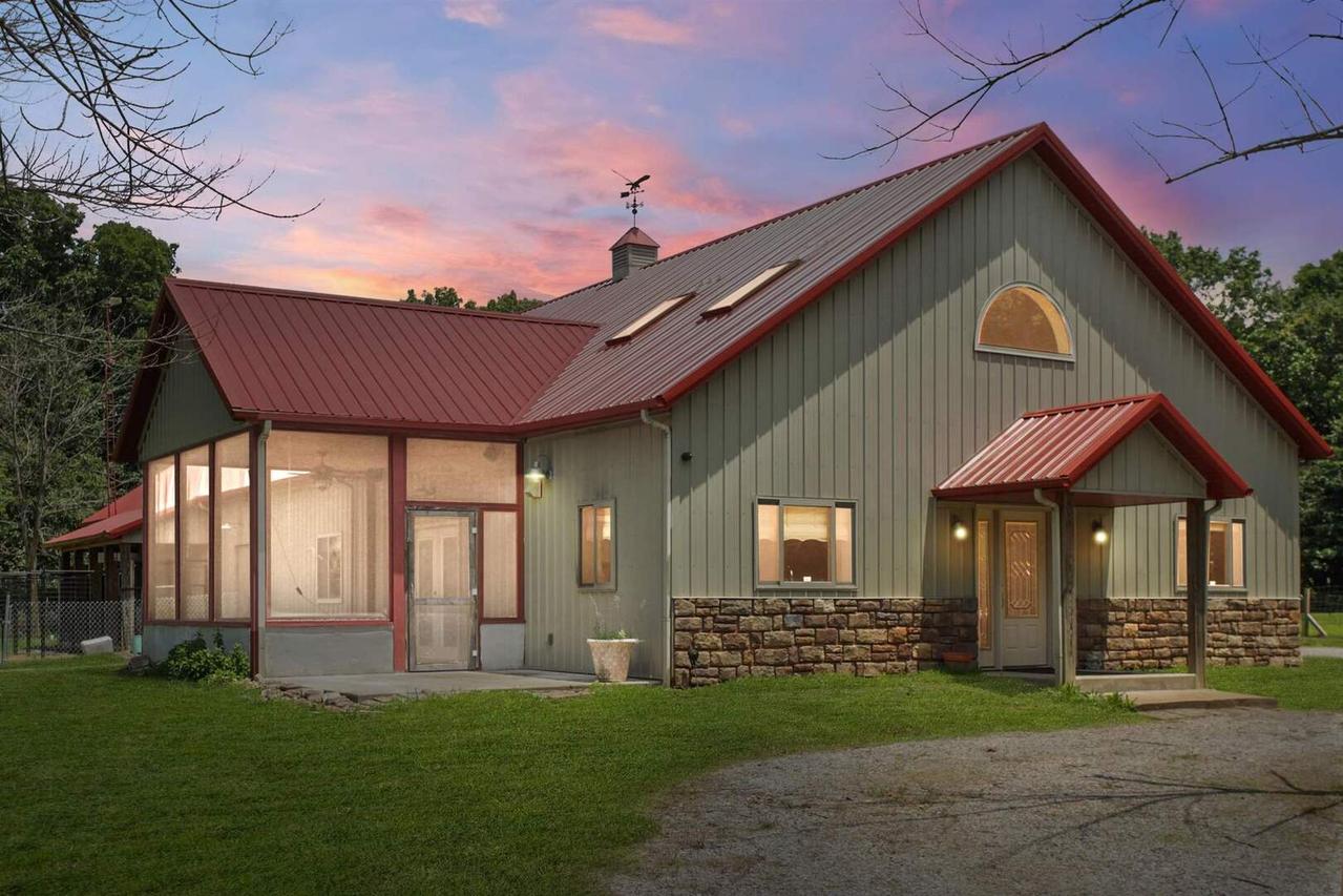 19101 Old Lake Rd., West Frankfort, IL 62896