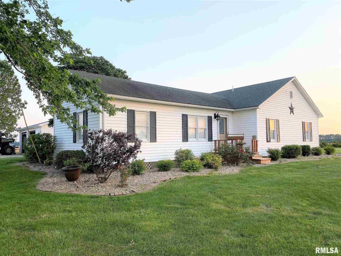 1418 Kenley Ln., Clay City, IL 62824